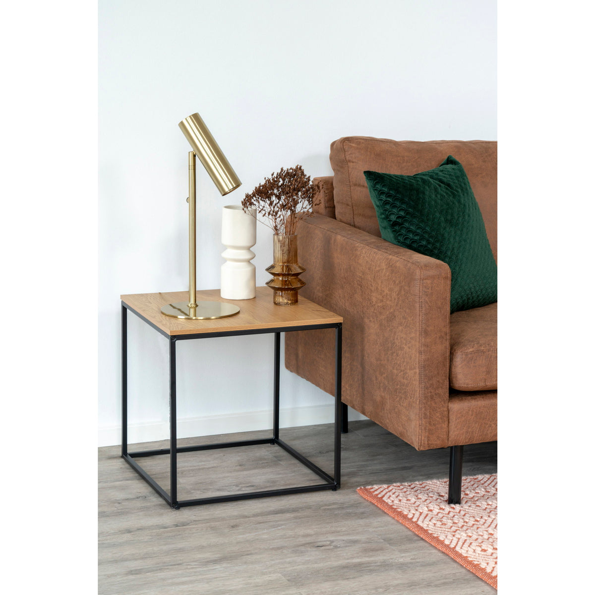 Vita – Sidobord i eklook med metallram