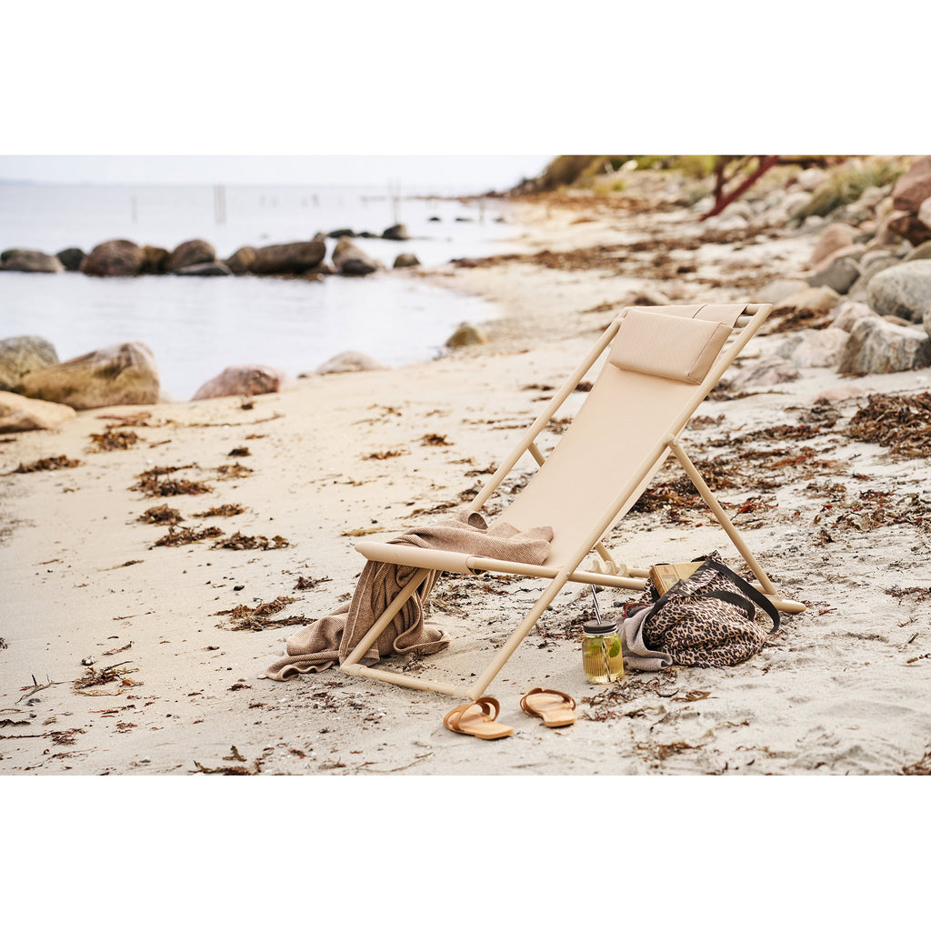 Solbad – Strandstol i textilene och stål